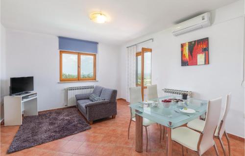 Televízia a/alebo spoločenská miestnosť v ubytovaní 7 Bedroom Nice Home In Labin