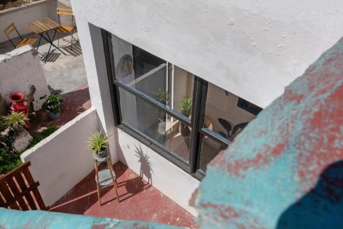 an overhead view of a balcony with potted plants at Un jardin al mar in Genovés