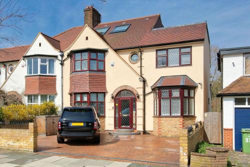 A deluxe double room with ensuite shower bath room or upgrade to a Cosy double room and private shower room just a 2 minute walk to Train station photo 14