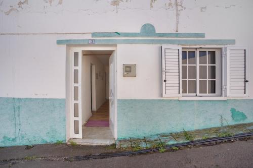 a blue and white building with a door and a window at Un jardin al mar in Genovés
