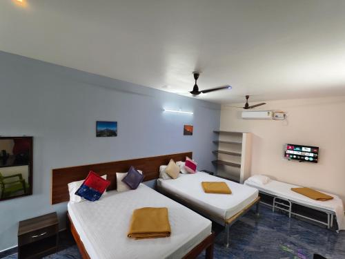 a room with two beds in a room at RPM home stay in Tiruvannāmalai