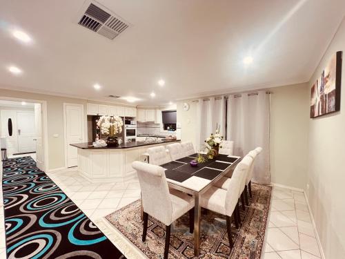Gallery image of Spacious 6 Bedroom Holiday Home 15 Min Away From Melbourne Airport in Sydenham