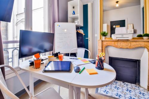 Cette chambre dispose d'un bureau et d'un ordinateur. dans l'établissement WS Saint-Lazare - Opera, à Paris