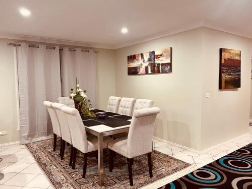 Gallery image of Spacious 6 Bedroom Holiday Home 15 Min Away From Melbourne Airport in Sydenham