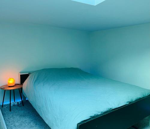 une chambre avec un lit et une table avec une lampe dans l'établissement Clemençon by BLOSS, à Gand