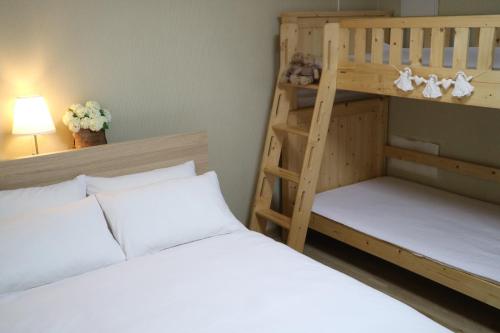 Кровать или кровати в номере Incheon Airport Mr Kim Guest House