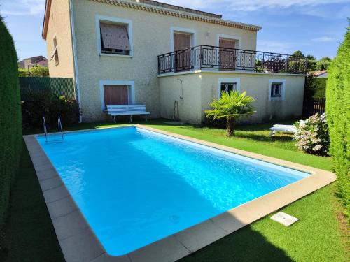 Kolam renang di atau dekat dengan Gite Saint Barthelemy le Plain - Village