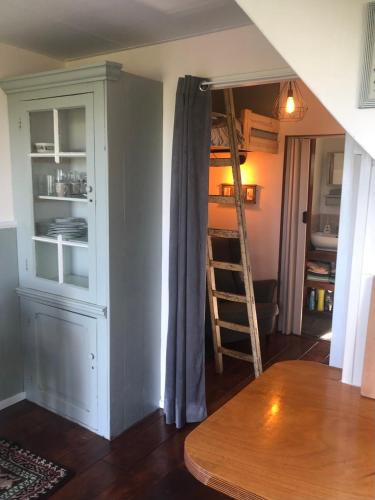 a room with a cupboard and a ladder at Appartement in schuur in Twisk