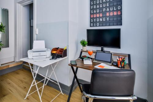 un bureau avec un bureau, un ordinateur et une chaise dans l'établissement WS Hôtel de Ville - Musée Pompidou, à Paris