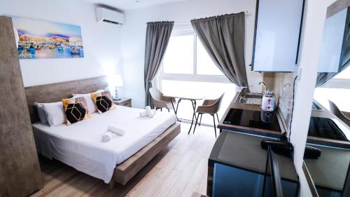 Postel nebo postele na pokoji v ubytování Napoli Suites Studios Aparthotel