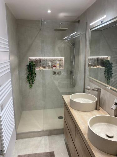 Un baño con ducha, lavabo y bañera. en PARADIS exceptionnel surplombant la MER- accès direct plage/ 8 Pers., en Carry-le-Rouet