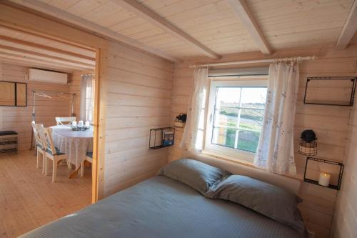 Una cama o camas en una habitación de Anne's Cottage