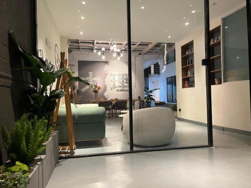 a mirror in a room with a couch and a table at 叁三民宿 in Dali