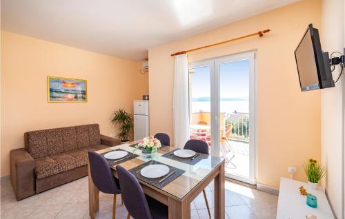 Una sala de estar con una mesa de comedor y un sofá. en Apartment Pavlinka Bb Iii, en Posedarje