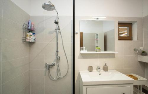 Bilik mandi di Beautiful Home In Donje Taboriste