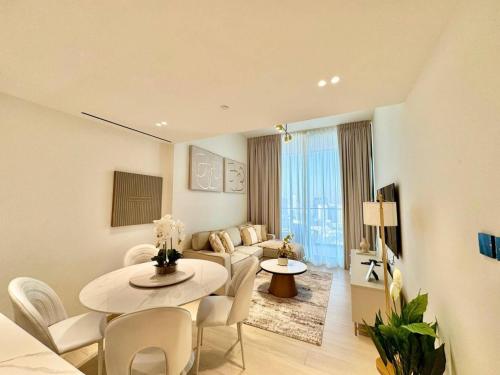Modern 1br In Jvc Pool, Balcony & Free Parking