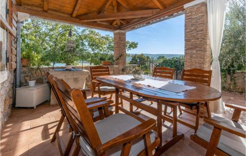 En balkon eller terrasse på Awesome Home In Malinska With Wifi