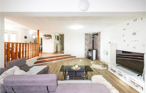 Beautiful Apartment In Posedarje