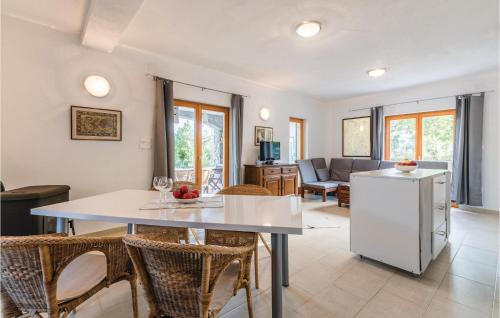 una cucina e un soggiorno con tavolo e sedie di 4 Bedroom Nice Home In Zgaljici a Skrbčići