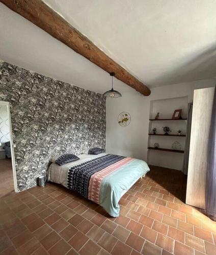 une chambre avec un grand lit dans une pièce dans l'établissement superbe gîte avec piscine privée, à Tornac