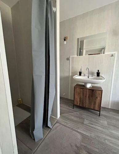 une salle de bain avec un lavabo et un miroir dans l'établissement superbe gîte avec piscine privée, à Tornac