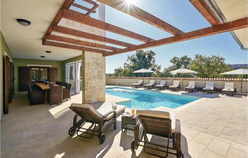 Πισίνα στο ή κοντά στο Villa Rajana