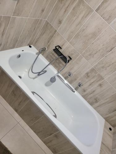SandtonにあるLimewood Pool viewの浴室にある蛇口付きの白い浴槽
