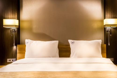 Ένα ή περισσότερα κρεβάτια σε δωμάτιο στο Lozengrad Hotel