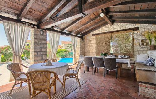 プーラにあるVilla Beautyの屋外ダイニングルーム(テーブル、椅子付)