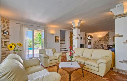 プーラにあるVilla Beautyのソファとテーブルのあるリビングルーム