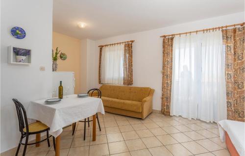 Χώρος καθιστικού στο Beautiful Apartment In Rasopasno