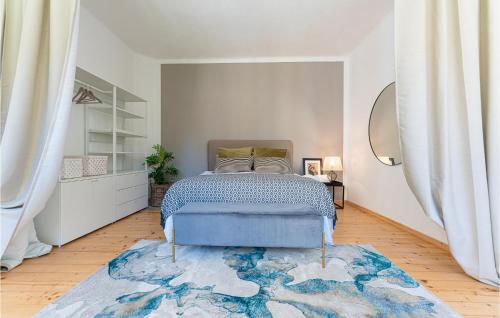 a bedroom with a blue bed and a blue rug at Ferienwohnung Im Erdgeschoss in Persenbeug-Gottsdorf