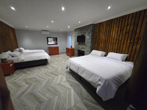 Postel nebo postele na pokoji v ubytování Lakefield Lodge - Halaal