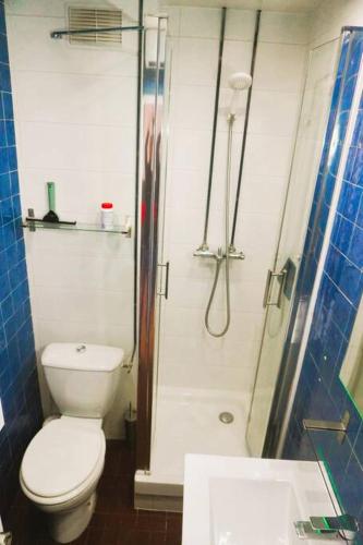 une salle de bain avec toilettes et douche dans l'établissement Le Bridge Barcarès Clim Accès plage direct Parking Privé, au Barcarès