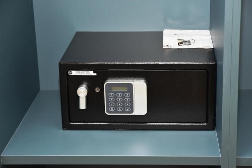 a black microwave sitting on top of a blue table at Casa Vacanze Luxury House Cassino in Cassino