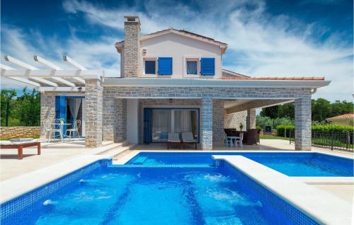 une villa avec piscine devant une maison dans l'établissement Villa Torre Iii, à Poreč