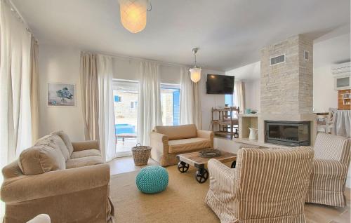 un salon avec des canapés, des chaises et une cheminée dans l'établissement Villa Torre Iii, à Poreč
