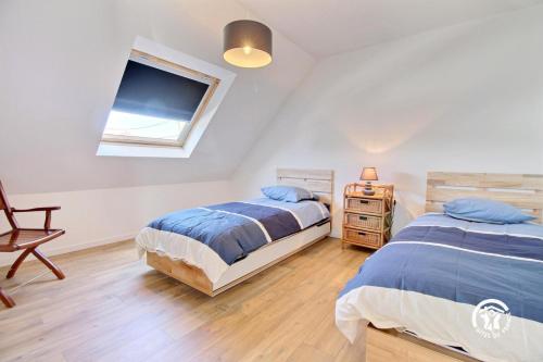 - 2 lits dans une chambre avec une chaise et une fenêtre dans l'établissement Theo, à Belz