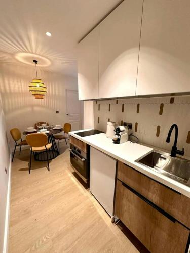 une cuisine avec une table et une salle à manger dans l'établissement Angleterre 2 - Nice Centre - 2 pièces Terrasse, à Nice