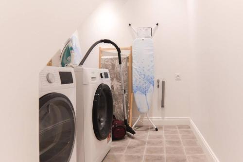une buanderie avec une machine à laver dans une pièce dans l'établissement Angleterre 2 - Nice Centre - 2 pièces Terrasse, à Nice