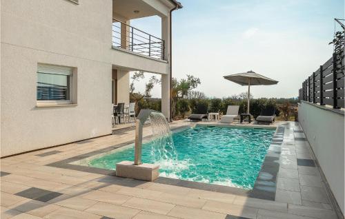 普拉Villa Gusto的一座房子前面带喷泉的游泳池