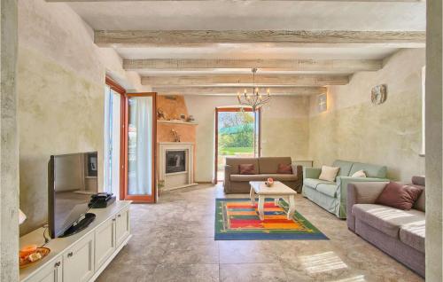 een woonkamer met een bank en een tv bij Villa Valica in Veli Ježenj