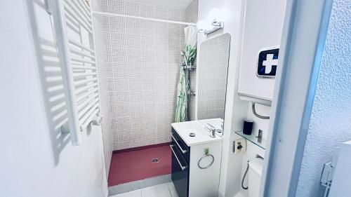 une petite salle de bain avec un lavabo et des toilettes dans l'établissement Studio Confort l'Escapade du Port, à Gruissan