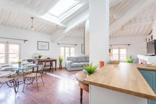 Il dispose d'une cuisine ouverte et d'un salon avec une table et des chaises. dans l'établissement T3 Lumineux avec magnifique vue, à Aix-en-Provence