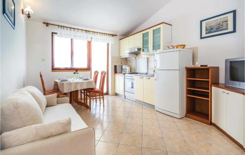 Η κουζίνα ή μικρή κουζίνα στο 2 Bedroom Awesome Apartment In Barbat