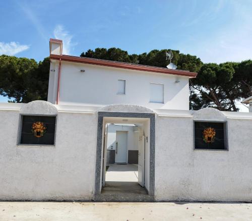 a white house with a door in the middle at Villa La Blanca in Pellaro