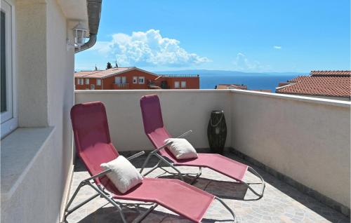 2 Bedroom Beautiful Apartment In Okrug Gornji