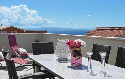 2 Bedroom Gorgeous Apartment In Okrug Gornji