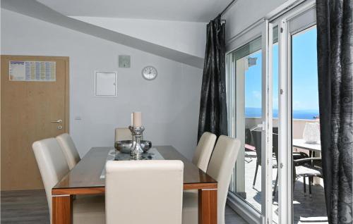 2 Bedroom Gorgeous Apartment In Okrug Gornji