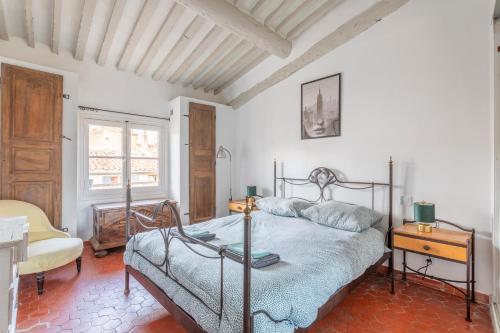 une chambre avec un lit, une chaise et une fenêtre dans l'établissement T3 Lumineux avec magnifique vue, à Aix-en-Provence